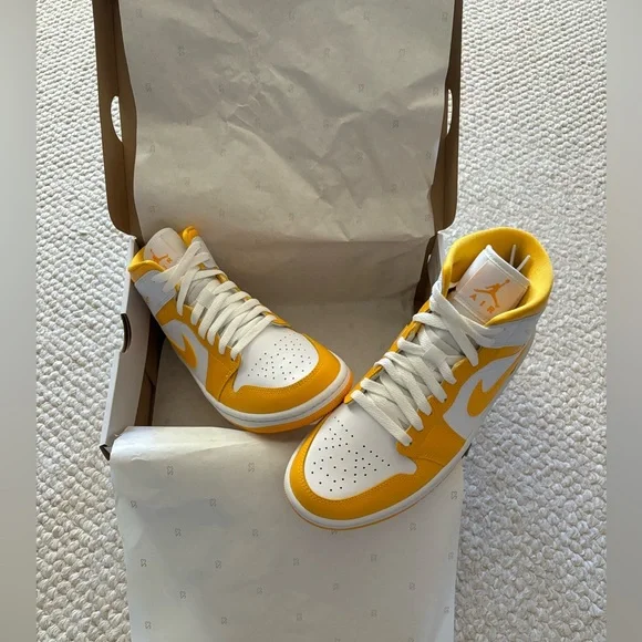 Women’s Air Jordan multi sizes (only size 8 left) - Picture 3 of 5